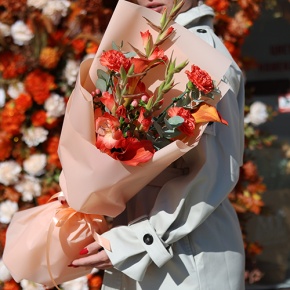 Букет "На закате дня" из гладиолусов, калл, гиперикума и диантусов в Волоколамске