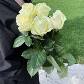 Букет из 5 белых роз (70 см) в Волоколамске