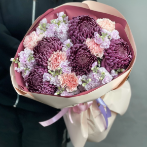 Букет "Софи" из хризантем Бигоуди, диантусов и ароматных маттиол в Волоколамске