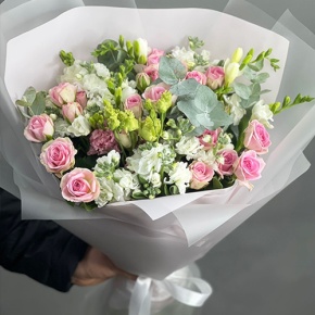 Букет "Особый случай " из ароматных маттиол, фрезий и кустовых роз в Волоколамске