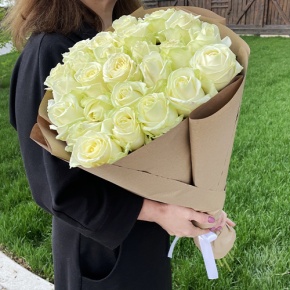 Букет из 25 белых роз в крафте (70 см) в Волоколамске