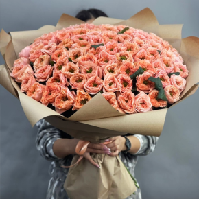 Букет "Персик" из 101 махровой розы Риджентс парк (60 см) в Волоколамске