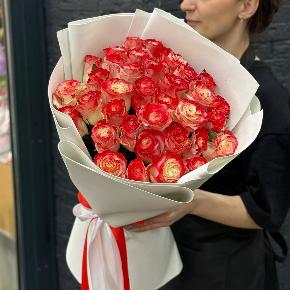 Букет " Клубничный коктейль" из 35 бело-красных роз в Волоколамске