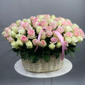 Композиция в корзине из 101 кенийской розы пастельный микс (40 см) в Волоколамске