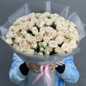 Букет из 35 кремовых кустовых роз (50 см) в Волоколамске