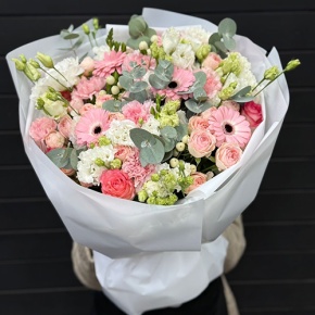 Букет "Ромео" из роз, эвкалипта, гербер, гиперикума, ароматных фрезий, озатамнуса, эустом и диантусов в Волоколамске