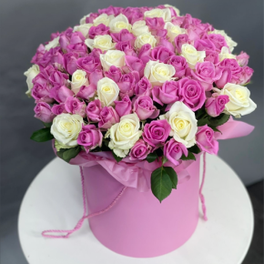 Композиция в шляпной коробке из 151 розы кения микс в Волоколамске