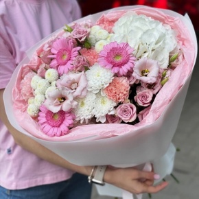 Букет "Розовые облака" из хризантемы, кустовых роз, диантусов, гортензии и эустом в Волоколамске
