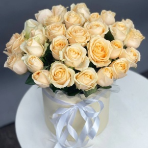 Композиция в шляпной коробке из 35 кремовых кенийских роз в Волоколамске