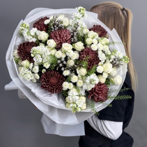 Букет "Шоколадный френч" из кустовых роз, хризантем Бигоуди, брунии, ароматных маттиол и сантини в Волоколамске