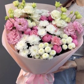 Букет "Задыхаюсь от нежности" из хризантемы, кустовых пионовидных роз, диантусов и эустом в Волоколамске