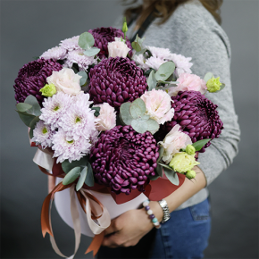 Композиция в шляпной коробке "Наденька" из хризантем Бигоуди, эустом и эвкалипта в Волоколамске