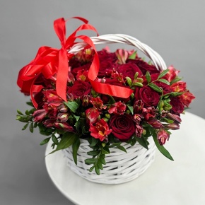 Композиция в корзине "Фрида" из роз и альстромерий в Волоколамске