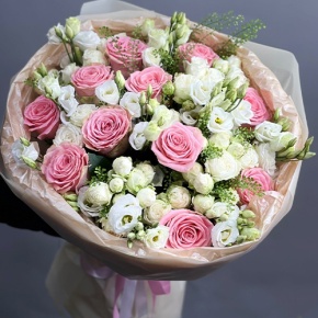 Букет "Пудровая мечта" из роз и эустом в Волоколамске