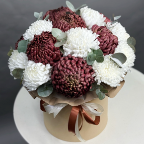 Композиция в шляпной коробке из 19 хризантем  в Волоколамске