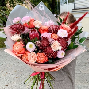 Букет "Каркаде" из хризантем Бигоуди и Момоко, роз Эквадор Кахала, озатамнуса,  эустом, протеи, и диантусов в Волоколамске