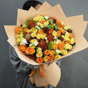 Букет "Осенние грёзы" из лейко, роз, фрезий, скиммии, молюцеллы и лейко в Волоколамске