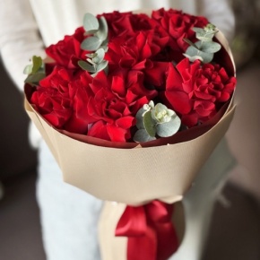 Букет "Красная пантера" из 7 роз Эквадор и эвкалипта в Волоколамске