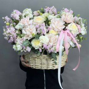 Композиция в корзине из роз Эквадор и ароматных маттиол в Волоколамске