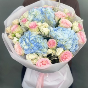 Букет "Легкий ветерок" из роз, конифера и гортензий в Волоколамске