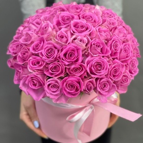 Композиция в шляпной коробке из 71 кенийской розы в Волоколамске