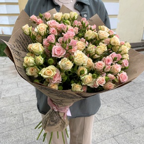 Букет из 19 кустовых роз в крафте (60 см) в Волоколамске