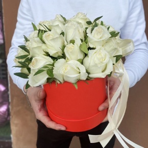 Композиция в шляпной коробке из 25 белых роз в Волоколамске