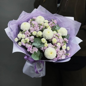 Букет "Ванила" из хризантем сантини, Момоко, эвкалипта и ароматных маттиол в Волоколамске