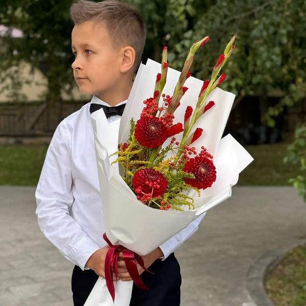 Букет на 1 сентября с красными гладиолусами, георгинами и калиной в Волоколамске