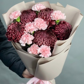 Букет из хризантем Бигоуди и розовых диантусов в Волоколамске