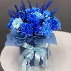 Композиция в шляпной коробке "Магия синего" из хризантем и конифера в Волоколамске