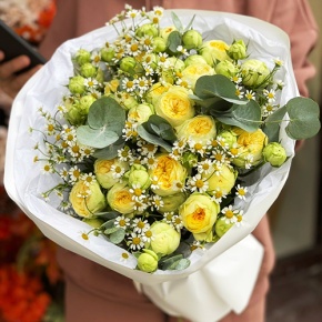 Букет "Иветта" из лимонных пионовидных кустовых роз и ромашек в Волоколамске