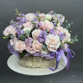 Композиция в корзине из французских роз и ароматных маттиол в Волоколамске