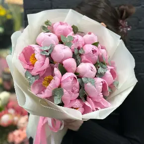Букет из 15 лососевых пионов с эвкалиптом в Волоколамске