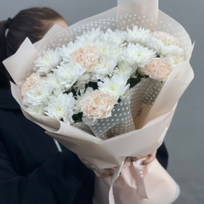 Букет из хризантем и диантусов пудра в Волоколамске