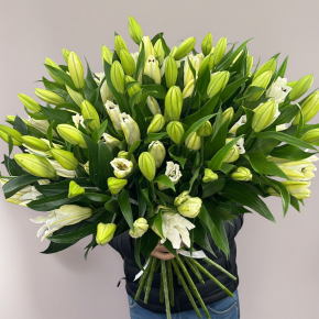 Объемный букет из 27 ароматных белых лилий в Волоколамске