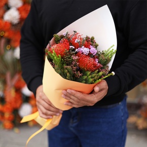 Букет "Капс" из лейко и экзотики в Волоколамске