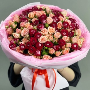 Букет "Рубиновый гранит" из 35 кустовых роз микс (50 см) в Волоколамске