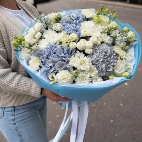 Букет "Голубые облака" из хризантемы, диантусов, Голландской гортензии, дельфиниума и эустомы в Волоколамске
