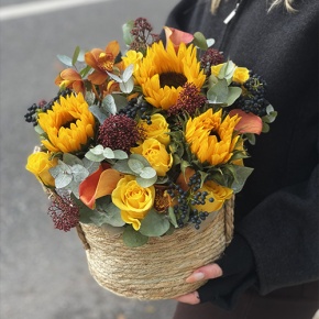Композиция в сумке "Тональность" из подсолнухов, калл, ягод вибирнума, лимонных роз, скиммии и орхидеи в Волоколамске