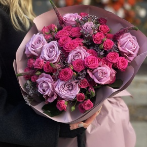 Букет "Малиновый вечер" из кустовых малиновых роз, вероники, лимониума и роз Меритим в Волоколамске