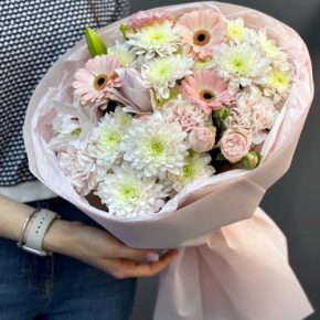 Букет "Дружба" из хризантемы, пионовидной лилии, гербер, диантусов и кустовых роз в Волоколамске