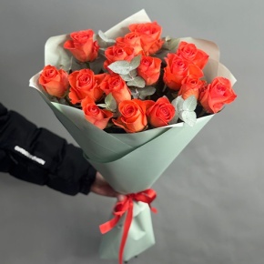 Букет из 15 морковных роз с эвкалиптом (50 см) в Волоколамске