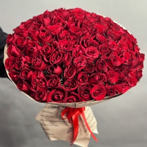 Букет 101 красная роза Кения в крафте (50 см) в Волоколамске