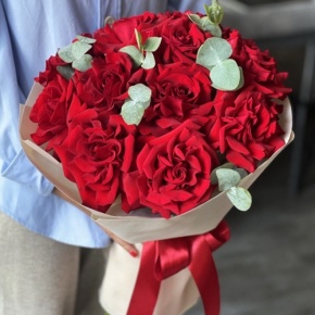 Букет "Красная пантера" из 13 роз Эквадор и эвкалипта в Волоколамске