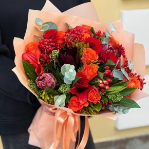 Букет "Красный закат" из калл, роз, калины, скиммии, гиперикума, сафари, гербер и капса в Волоколамске