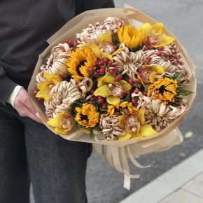 Букет "Биркин" из подсолнухов, орхидей, гиперикума, хризантем Виена в Волоколамске