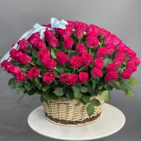 Композиция в корзине из 151 малиновой розы в Волоколамске