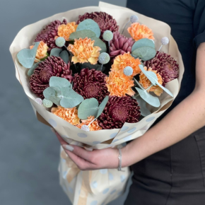 Букет "Персиковый раф" из хризантем Бигоуди, краспедии и диантусов в Волоколамске