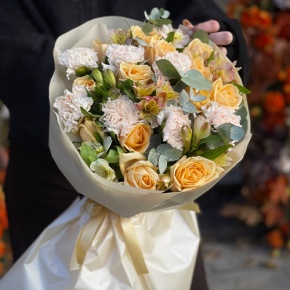 Букет "Пломбирный" из роз Аваланж, диантусов, альстромерий и эвкалипта в Волоколамске